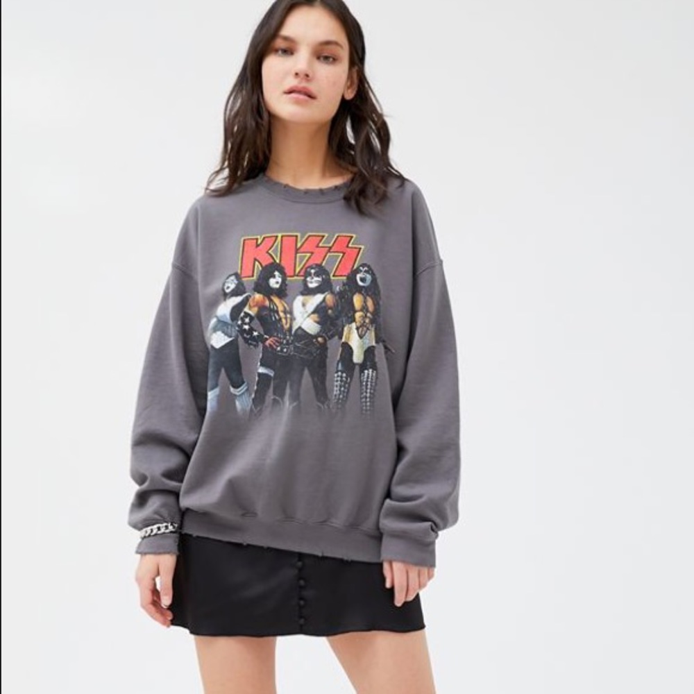 ⭐️HOST PICK⭐️ UO Kiss Distressed Sweatshirt - Picture 2 of 4